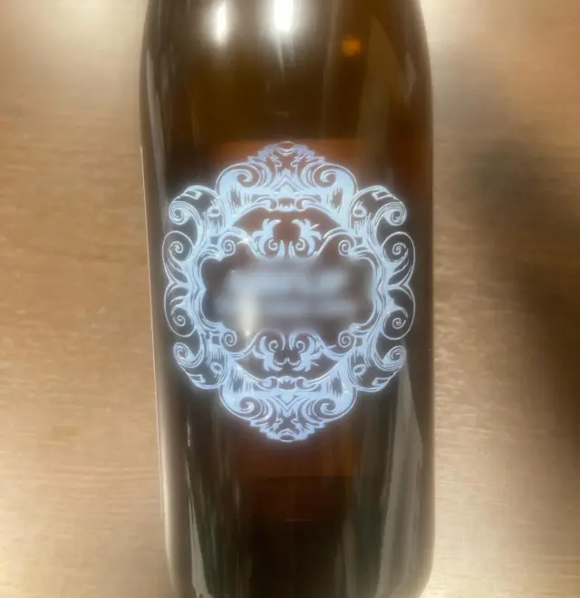 今回は日本酒ボトルの名入れ依頼でした。
残念ながら当社のマシンでは、このサイズはグラスのように回転させながら彫刻何できません💦
そういう時はUVインクで特殊シートにプリントしてから転写すればOK!細かいところもキレイに再現できました^_^しかも白インク搭載なので普段とは一味違った高級感のある表現が可能です。
お客様にも大変喜んで頂きました。

#朝日堂 #asaihdo #ボトルプリン #できないは言いたくないらしい #レーザー加工 #UVプリント #一つだけのプレゼント #八戸 #実はハンコ屋さん