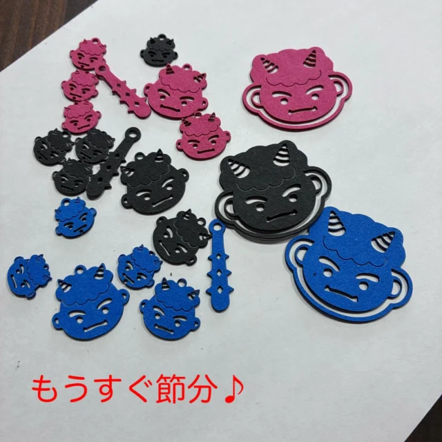 もうすぐ節分ですね。夜更かしはいかんです。またしょーもないものを作ってしまいました^_^
期間限定の受注制作いたします。
全力で節分を迎えたい方専用です☆
欲しい方はDMくださいませ♪
耳飾りの金具はピアス、イヤリング選べます（ゴールド・シルバー）｡